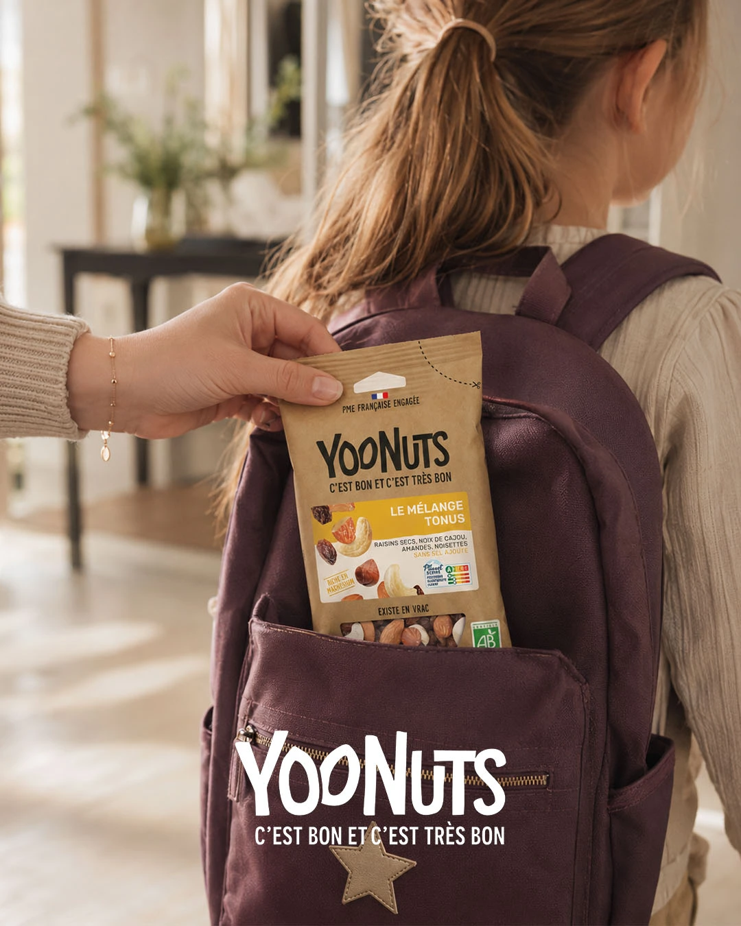 Un sachet de mélange Tonus YooNuts glissé dans un sac à dos